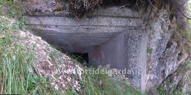 Feritoia in caverna per cannone